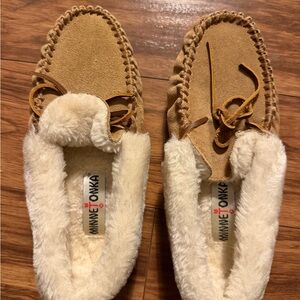 Minnetonka Chestnut Beige Genuine Suede Shearling-Lined Moccasin Slippers Size 6